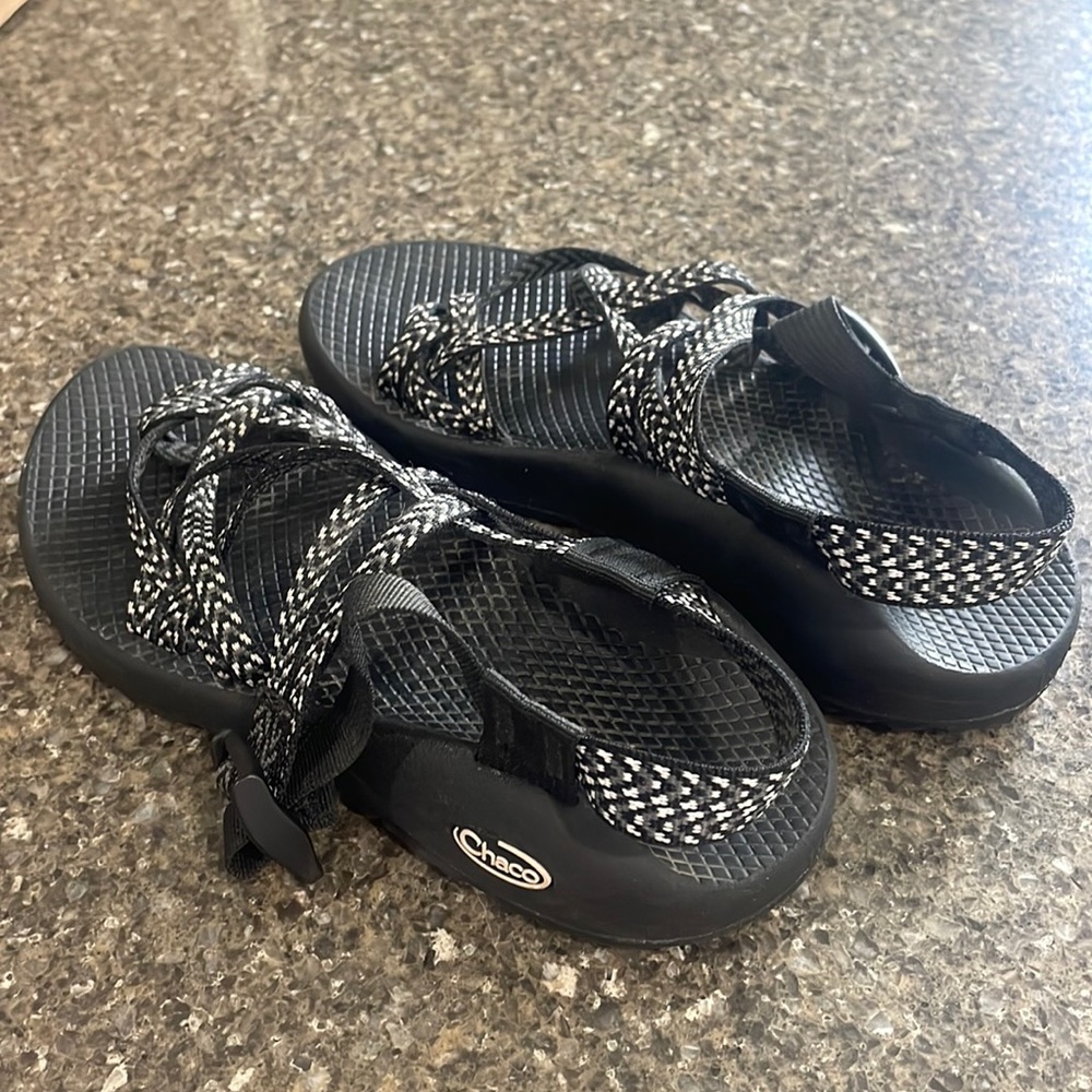 Women’s zx/2 classic Chaco size 7 38 black and white